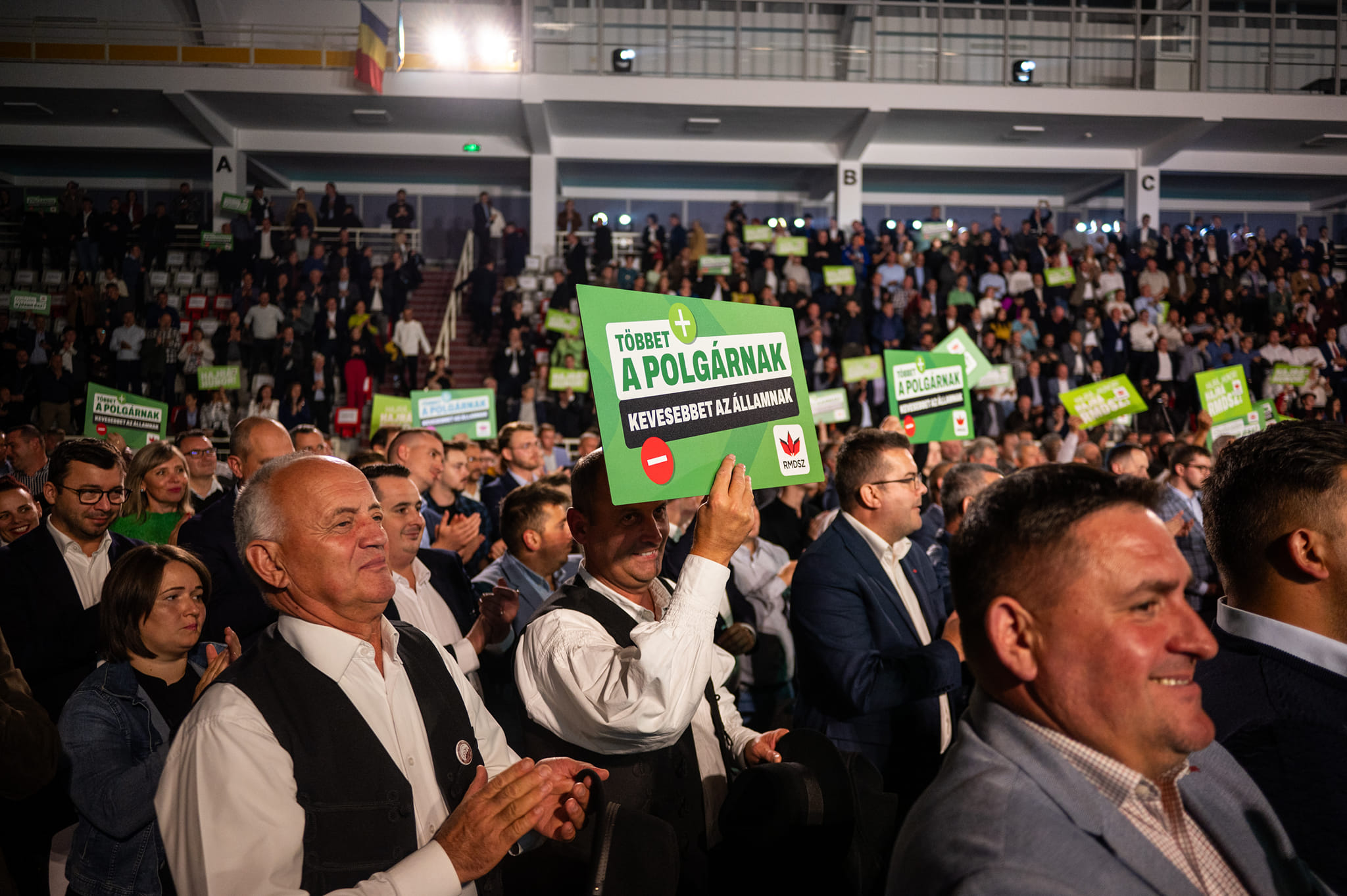 Lehet, hogy egy kép erről: egy vagy több ember, tömeg és szöveg
